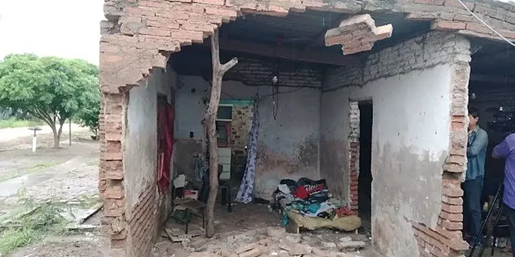 Viento tumbó pared de una vivienda