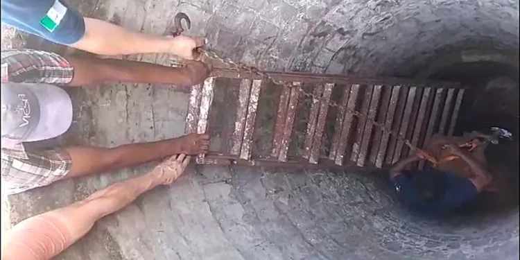 Policías rescatan una perra de un pozo