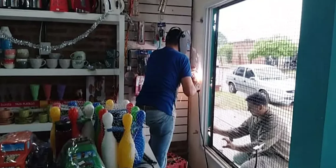 Roban local comercial previo violentar rejas