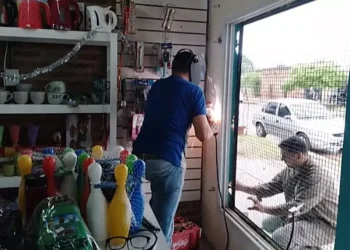Roban local comercial previo violentar rejas