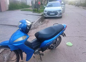 Moto colisiona auto, resultando con lesiones motociclista