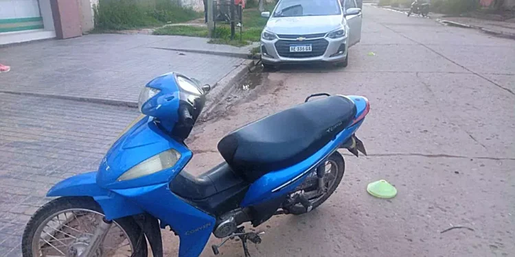 Moto colisiona auto, resultando con lesiones motociclista