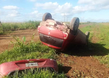 2 lesionados al volcar auto en Ruta 89