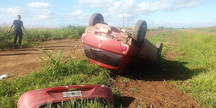 2 lesionados al volcar auto en Ruta 89