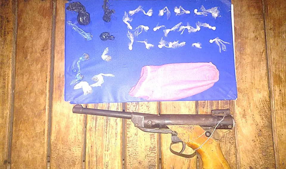 Allanan domicilio y secuestran arma y estupefacientes