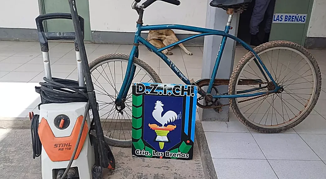 Por darle una mano, le robó de todo