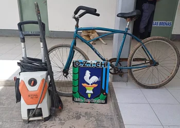 Por darle una mano, le robó de todo