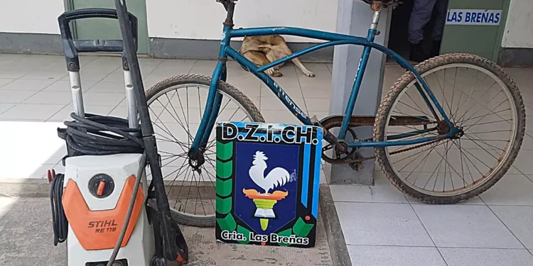 Por darle una mano, le robó de todo