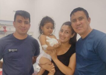 Policías salvan la vida de una nena de 2 años