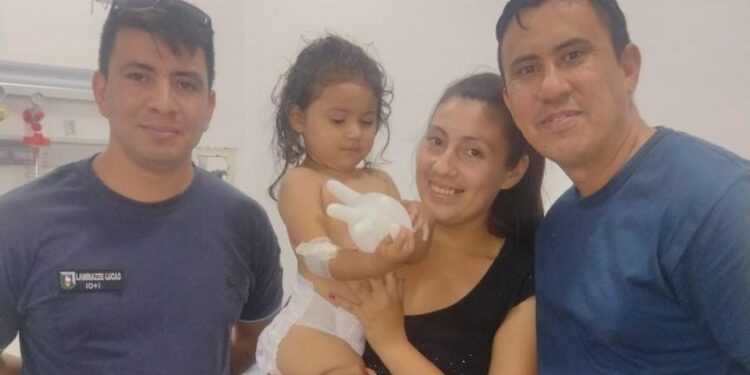 Policías salvan la vida de una nena de 2 años