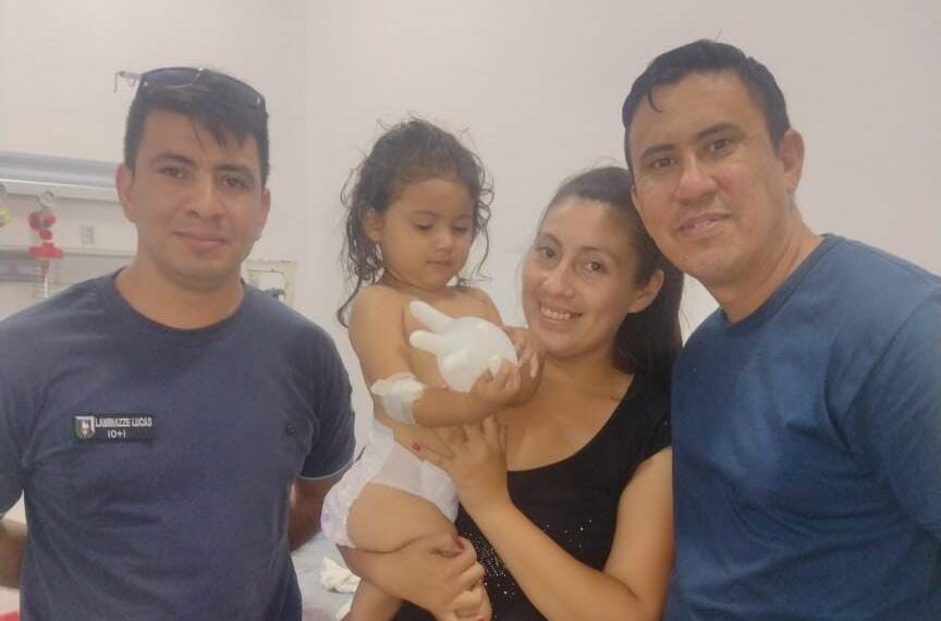 Policías salvan la vida de una nena de 2 años