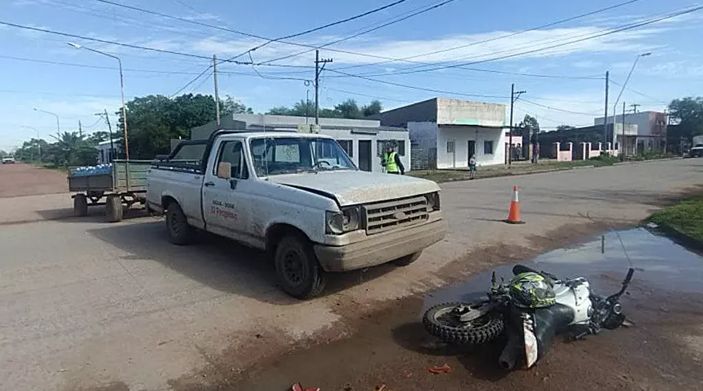 Camioneta colisiona con moto. Un lesionado