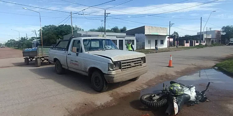 Camioneta colisiona con moto. Un lesionado