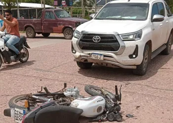 Motociclista grave al colisionar con camioneta