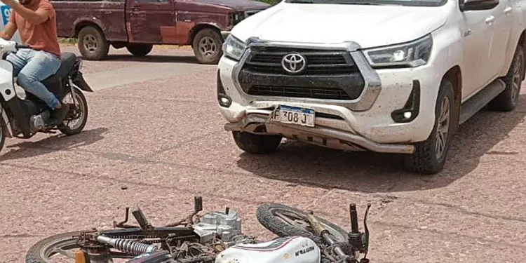 Motociclista grave al colisionar con camioneta
