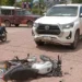 Motociclista grave al colisionar con camioneta