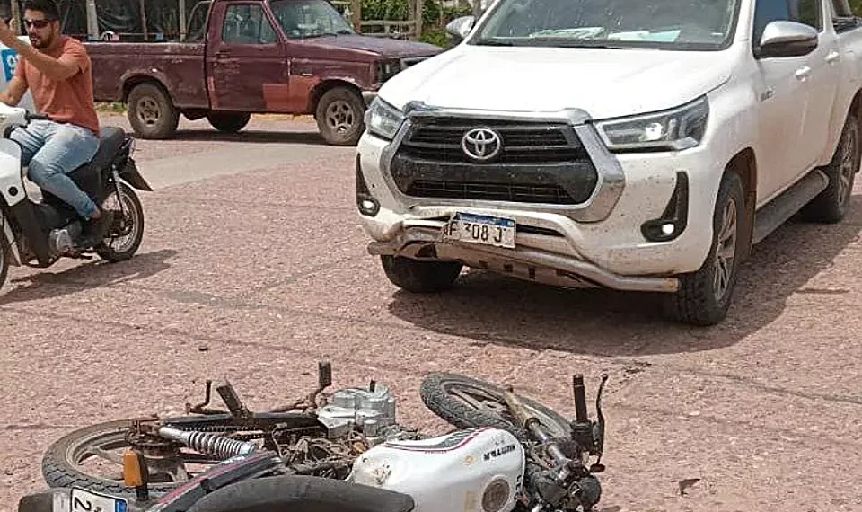 Motociclista grave al colisionar con camioneta