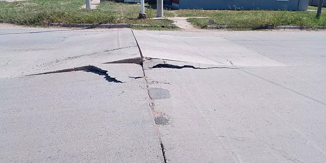 El calor no cede… El asfalto se rompe