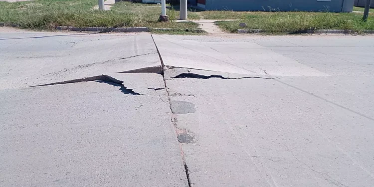 El calor no cede… El asfalto se rompe