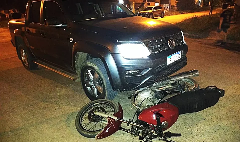 Motociclista lesionado en colisión con camioneta