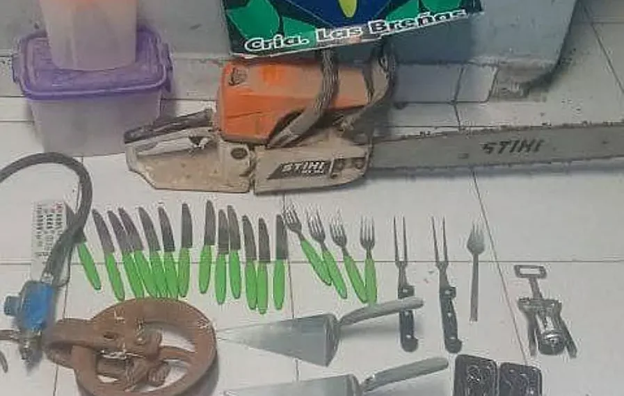 Policía detuvo a masculino con gran cantidad de utensilios de cocina
