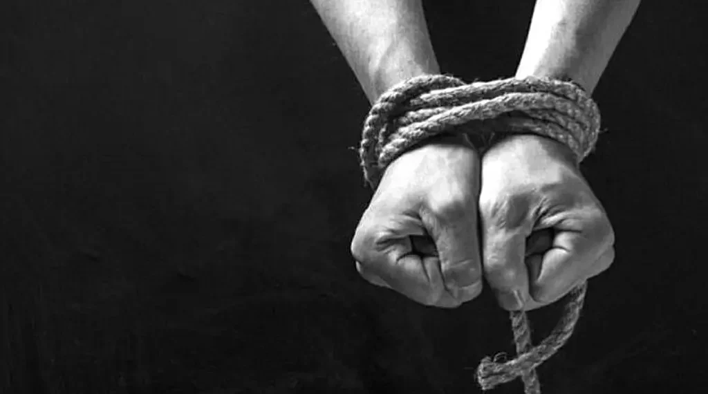 Maniatan y roban dinero en un domicilio