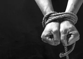 Maniatan y roban dinero en un domicilio