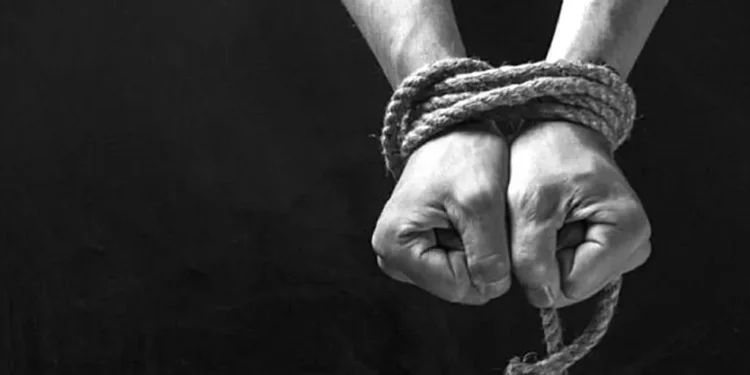 Maniatan y roban dinero en un domicilio