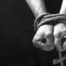 Maniatan y roban dinero en un domicilio