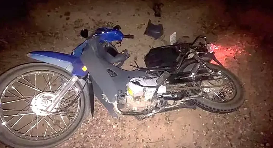 Motociclista fallece al colisionar con camioneta, sus hijos derivados