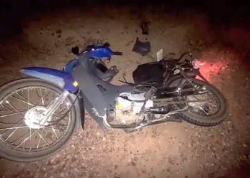 Motociclista fallece al colisionar con camioneta, sus hijos derivados