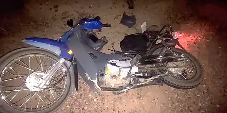 Motociclista fallece al colisionar con camioneta, sus hijos derivados