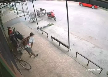 Ladrón roba una bicicleta, pero antes elonga