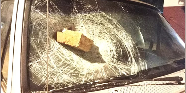 Vándalos destrozan al menos a 10 vehículos