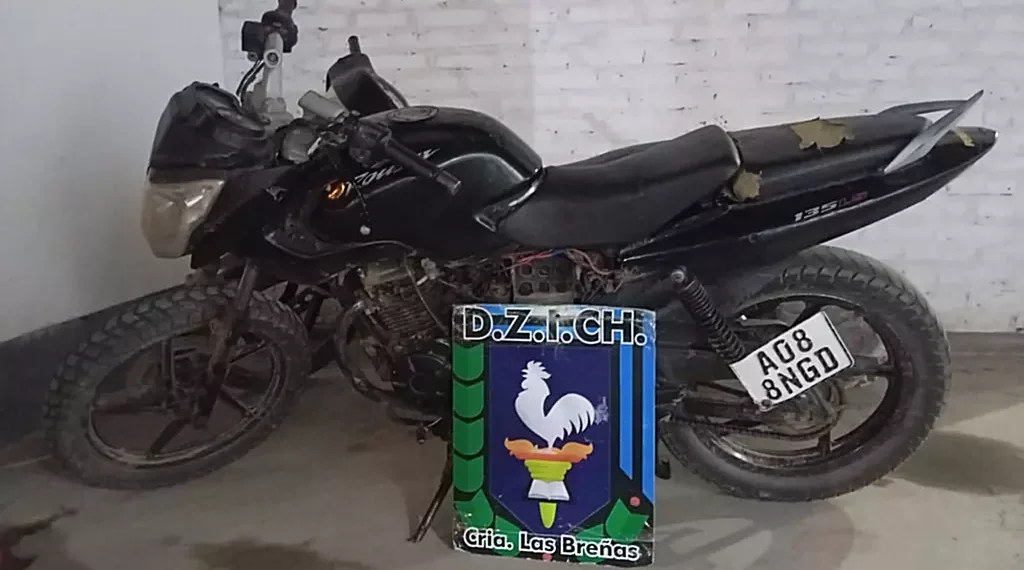 Salen en libertad de una comisaría y entran en otra por la sustracción de una moto