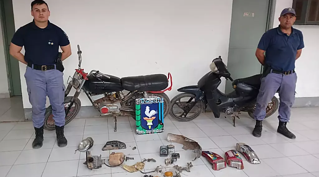 Policía recupera moto robada días atrás, dos aprehendidos