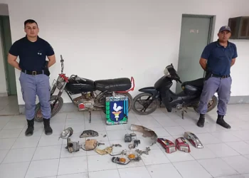 Policía recupera moto robada días atrás, dos aprehendidos
