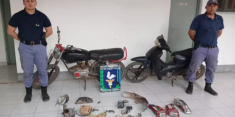 Policía recupera moto robada días atrás, dos aprehendidos