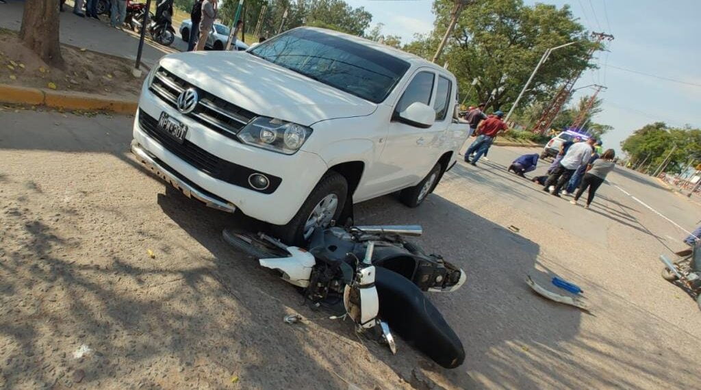 Motociclista lesionado al colisionar con camioneta