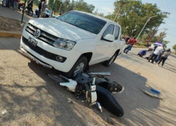 Motociclista lesionado al colisionar con camioneta