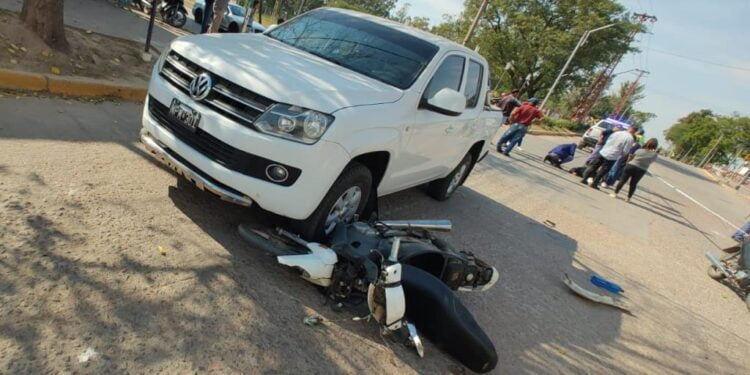 Motociclista lesionado al colisionar con camioneta