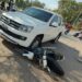 Motociclista lesionado al colisionar con camioneta