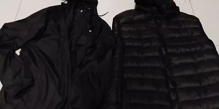 Tenían frío, y se llevaron una campera y chaleco sin pagar