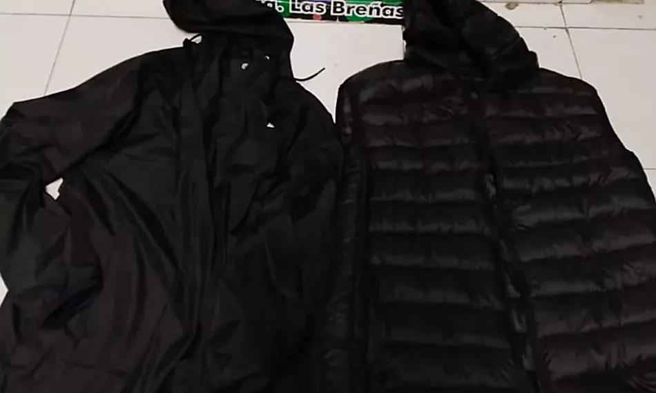 Tenían frío, y se llevaron una campera y chaleco sin pagar