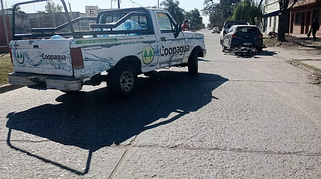 Triple choque: Motociclista lesionado