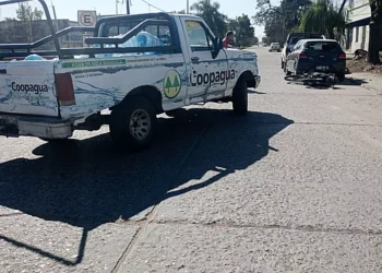 Triple choque: Motociclista lesionado