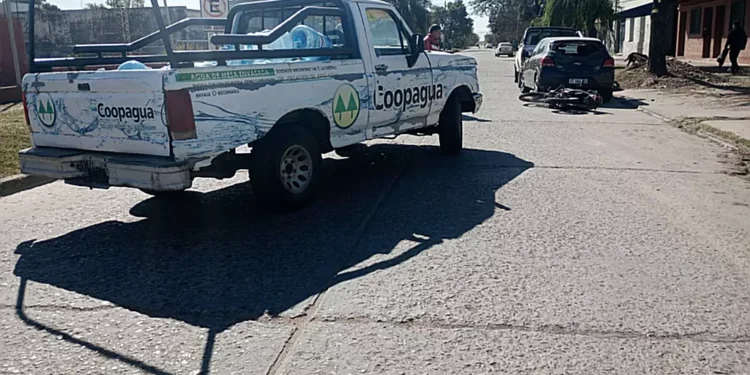 Triple choque: Motociclista lesionado