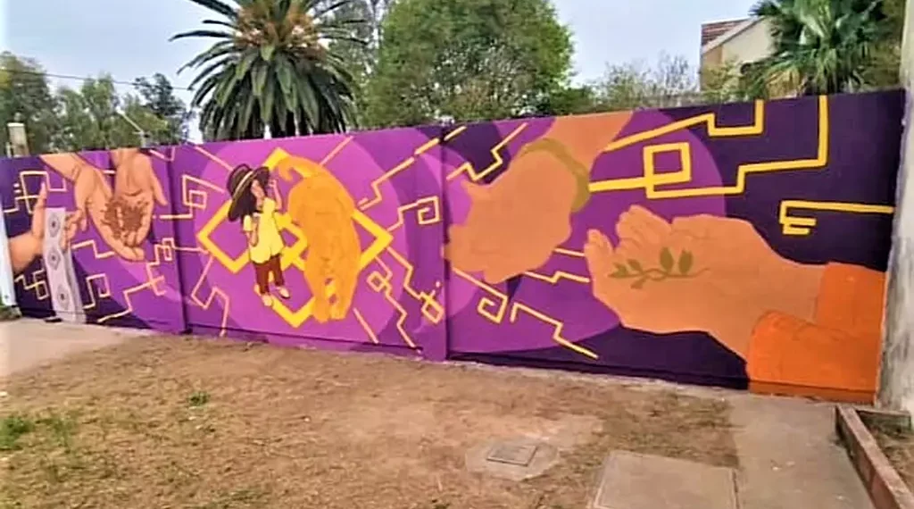 Ailén Navarro pintó un mural en Casa de las Culturas