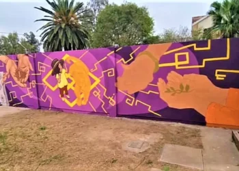 Ailén Navarro pintó un mural en Casa de las Culturas