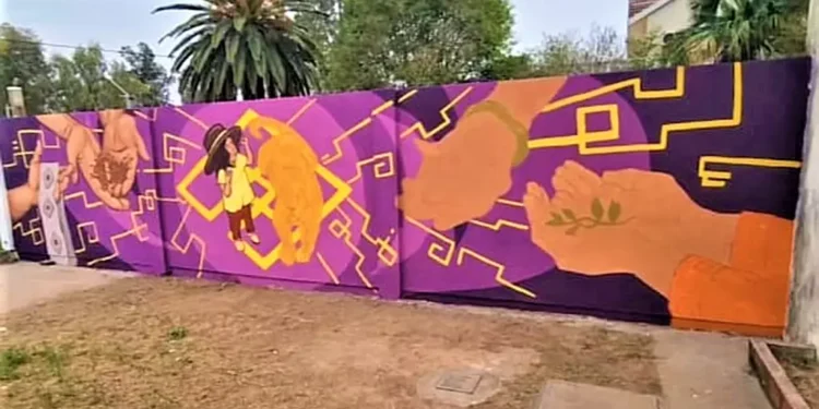 Ailén Navarro pintó un mural en Casa de las Culturas
